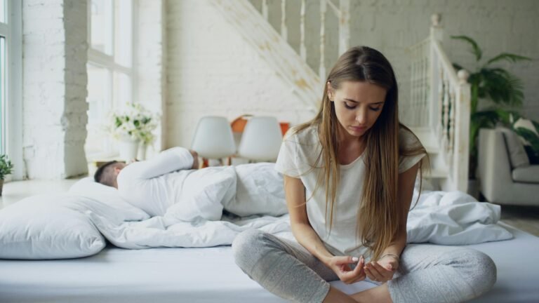 Relationship Anxiety in 2026 – Why Swiping Makes It Worse and What Actually Helps