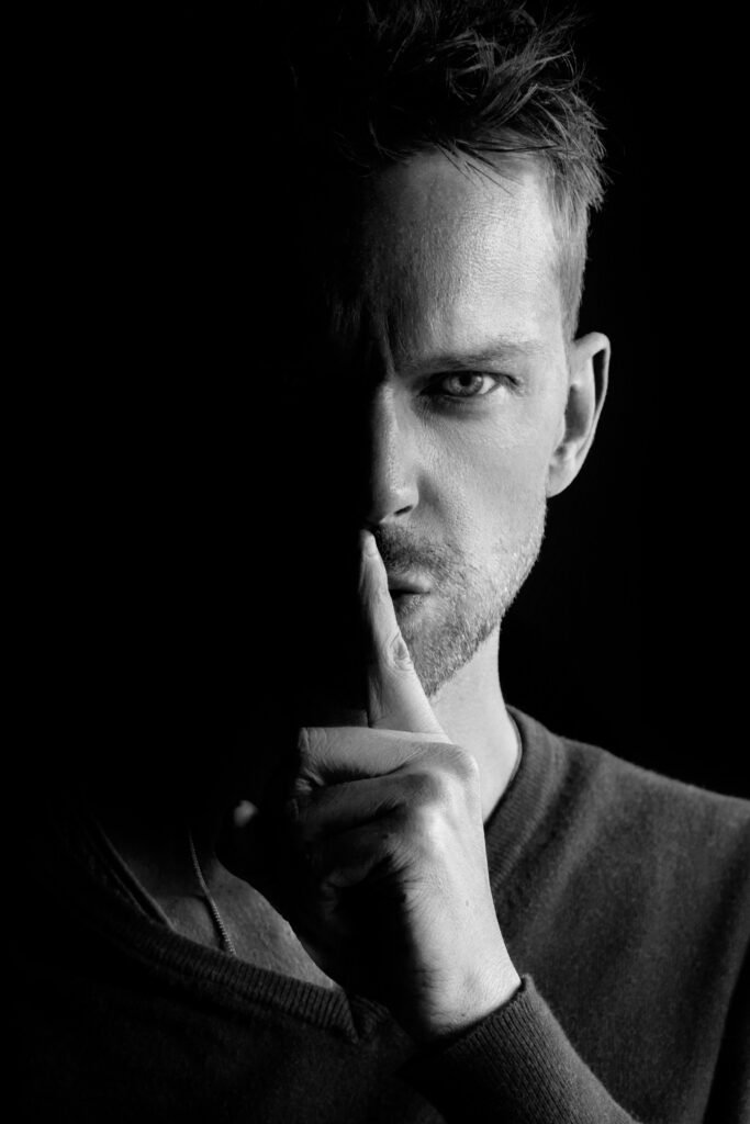 recognising narcissist in relationships early