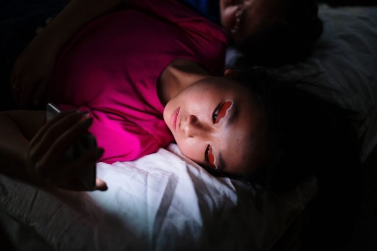 Are Dating Apps Designed to Be Addictive? The Signs to Look For